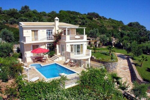 Villa Callistemon - Four Bedroom Villa, Sleeps 9