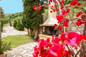 Property grounds - Villa Callistemon - Four Bedroom Villa, Sleeps 9 (Agia Triada)