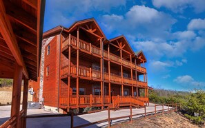 Exterior - Splash Mansion - Indoor Pool and Theater (Sevierville)