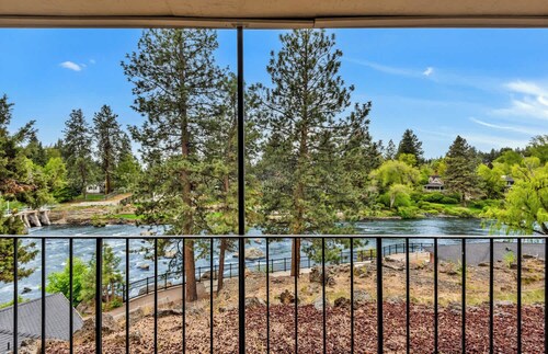 Downtown Corner Studio with 270-degree Riverview