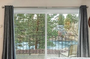 Iron/ironing board, free WiFi, bed sheets - Downtown Studio on the River (Bend)