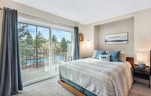 Iron/ironing board, free WiFi, bed sheets - Downtown Studio on the River (Bend)