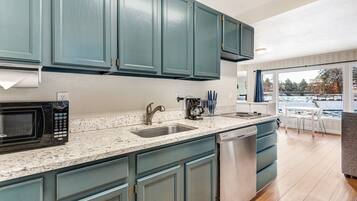 Frigorífico, microondas, placa de cocina y lavavajillas