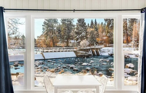 Riverside Cottage - Just Steps from the Deschutes