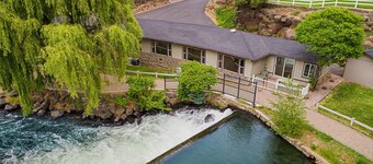 "Otter Sight" Riverside Cottage - Just Steps from the Deschutes