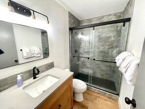 Combined shower/tub, hair dryer, towels