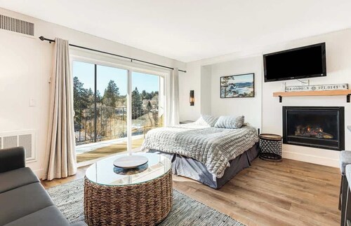 Riverfront condo with balcony near downtown Bend