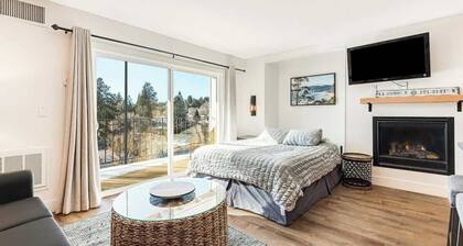 Riverfront condo with balcony near downtown Bend
