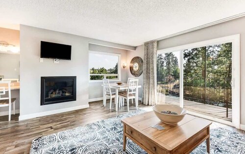 Riverfront Condo with Amazing View - Downtown Bend