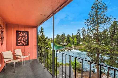 Riverfront Condo with Amazing View - Downtown Bend