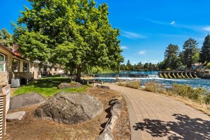 Property grounds - "Larch Madness" Riverfront Condo - Pet Friendly Near Downtown (Bend)