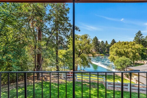 "Drake and Bake" Riverfront Condo Next to Park and Downtown Bend