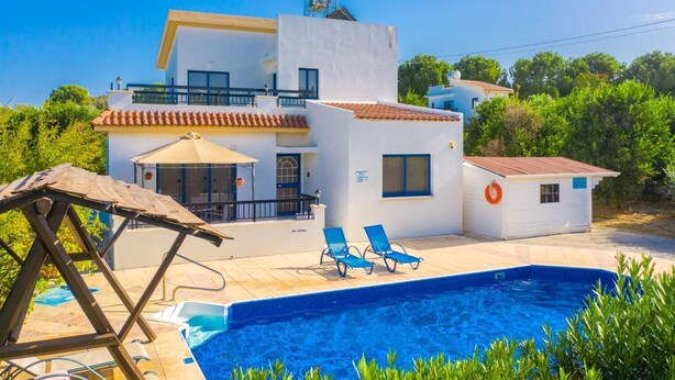 A two-story house with a swimming pool, a covered patio, and a lifebuoy. - Villa Charoula Pente (Polis)