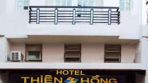 Un immeuble de deux étages doté d’un balcon et d’une enseigne sur laquelle on peut lire « HÔTEL THIEN HONG ».