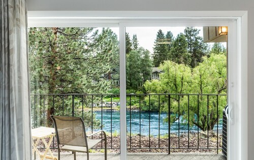 Ground floor, pet friendly studio near downtown on the Deschutes River