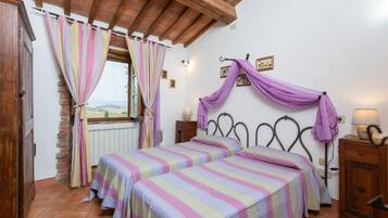 5 bedrooms, iron/ironing board, WiFi, bed sheets