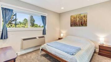 1 bedroom, iron/ironing board, WiFi (free), bed sheets