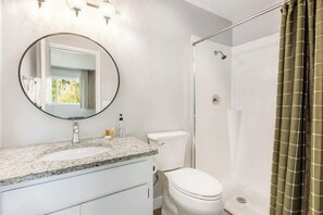Combined shower/bathtub, hair dryer, towels