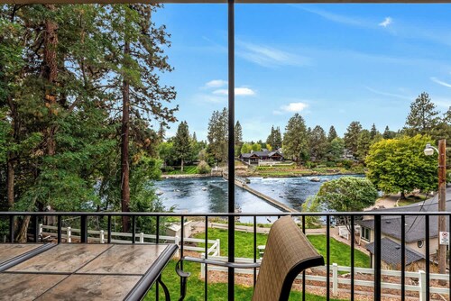 Cozy one-bedroom condo overlooking the Deschutes