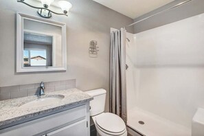 Duschwanne, Haartrockner, Handtücher