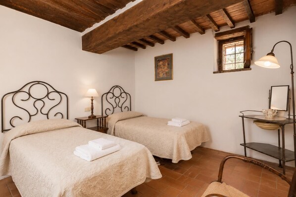 4 bedrooms, iron/ironing board, WiFi, bed sheets