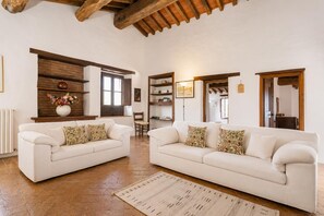 Una televisión, una chimenea