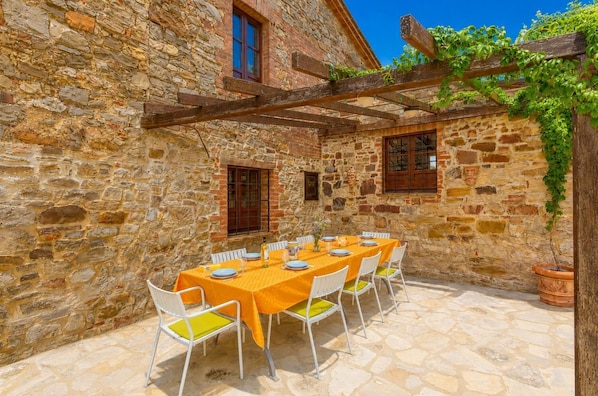 Outdoor dining - Villa Caporlese Large Private Pool, WiFi (Montegabbione)