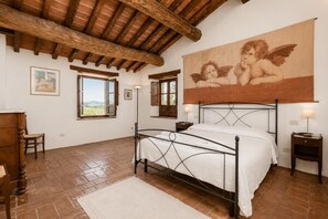 4 dormitorios, tabla de planchar con plancha, wifi y ropa de cama