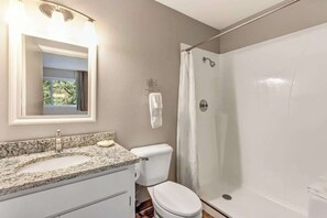Combined shower/bathtub, hair dryer, towels