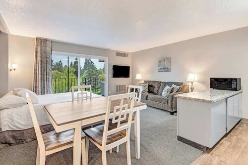 Downtown Riverfront! Condo Best location in Bend!