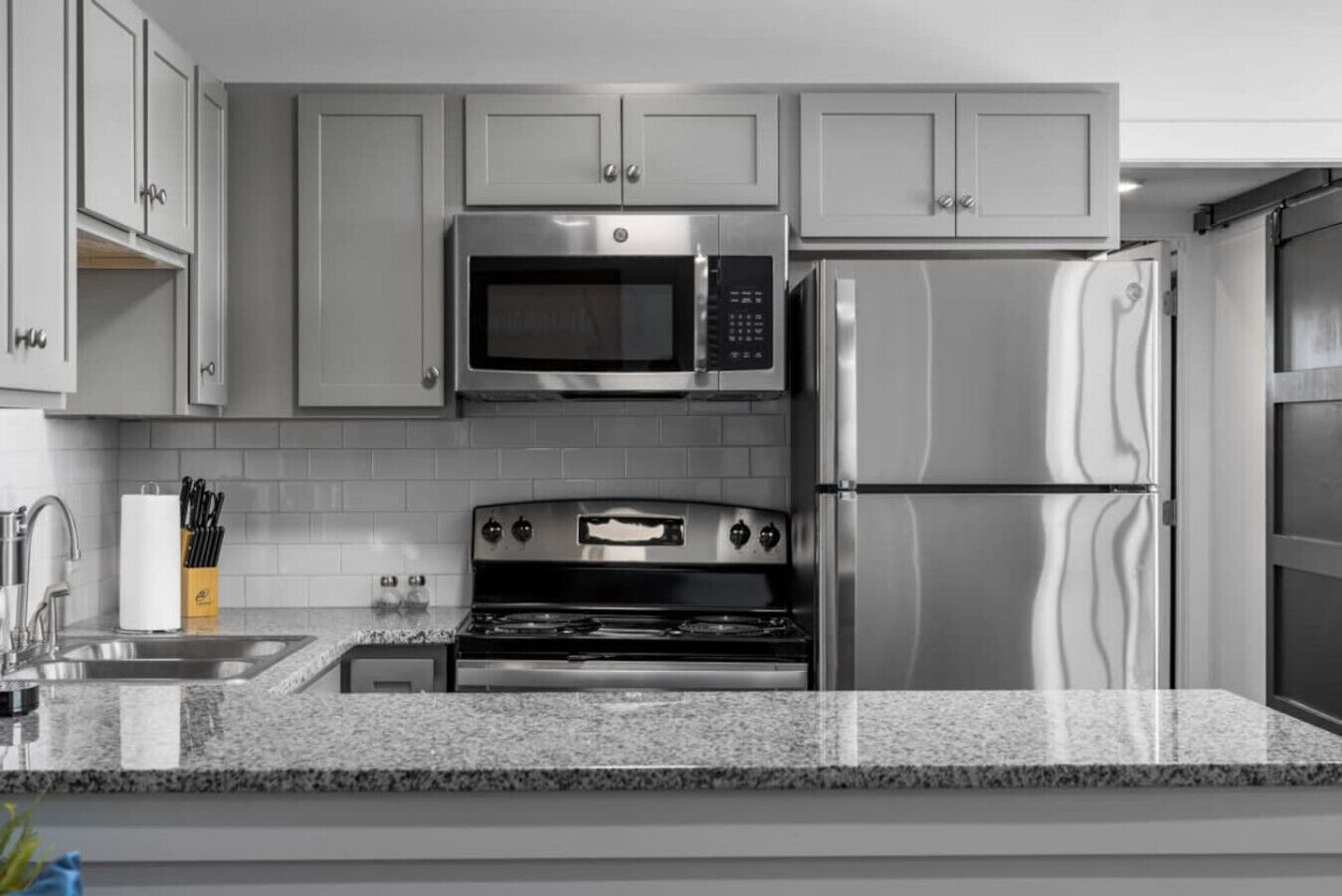 Frigorífic, microones, forn i placa de cuina 