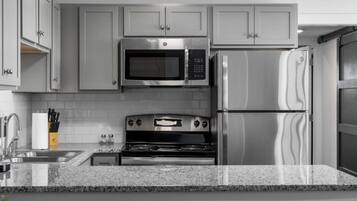 Frigorífico, microondas, horno y placa de cocina