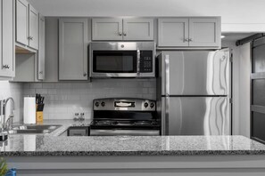 冷蔵庫、電子レンジ、オーブン、コンロ