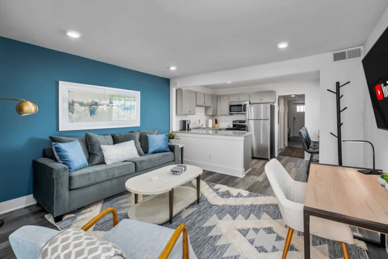 Een televisie en een kantoor