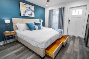 1 habitación, escritorio, tabla de planchar con plancha y wifi