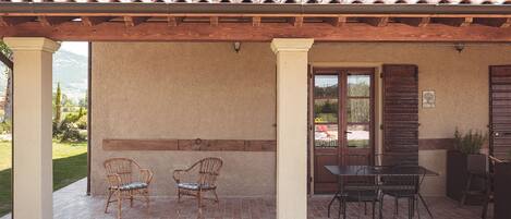 تناول الطعام بالخارج