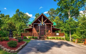 Exterior - Relax & Entertain: Hot Tub Bliss Meets Home Theater Fun - Awesome Getaway and a Theater (Sevierville)