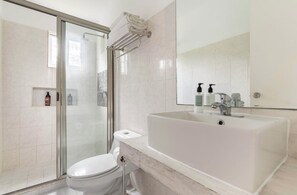 Douche, articles de toilette gratuits, sĂšche-cheveux