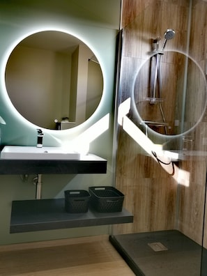 Shower, hair dryer, towels