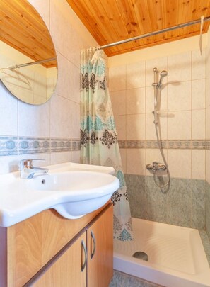 Baignoire, séchoir à cheveux, serviettes fournies