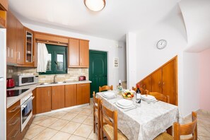 Kühlschrank, Mikrowelle, Ofen, Geschirrspüler