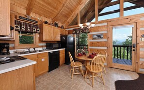 Kylskåp, mikrovågsugn, ugn och spishäll