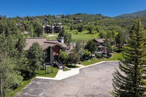 Nestled in a mountain community, the property offers ample parking, lush green surroundings, and easy access to nearby amenities and recreational areas. - RA513 | Newly Listed | Amazing Views | Winter Shuttle | Pool | Hot Tubs (Steamboat Springs)
