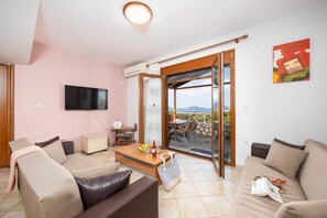 Tv, eldstad och dvd-spelare