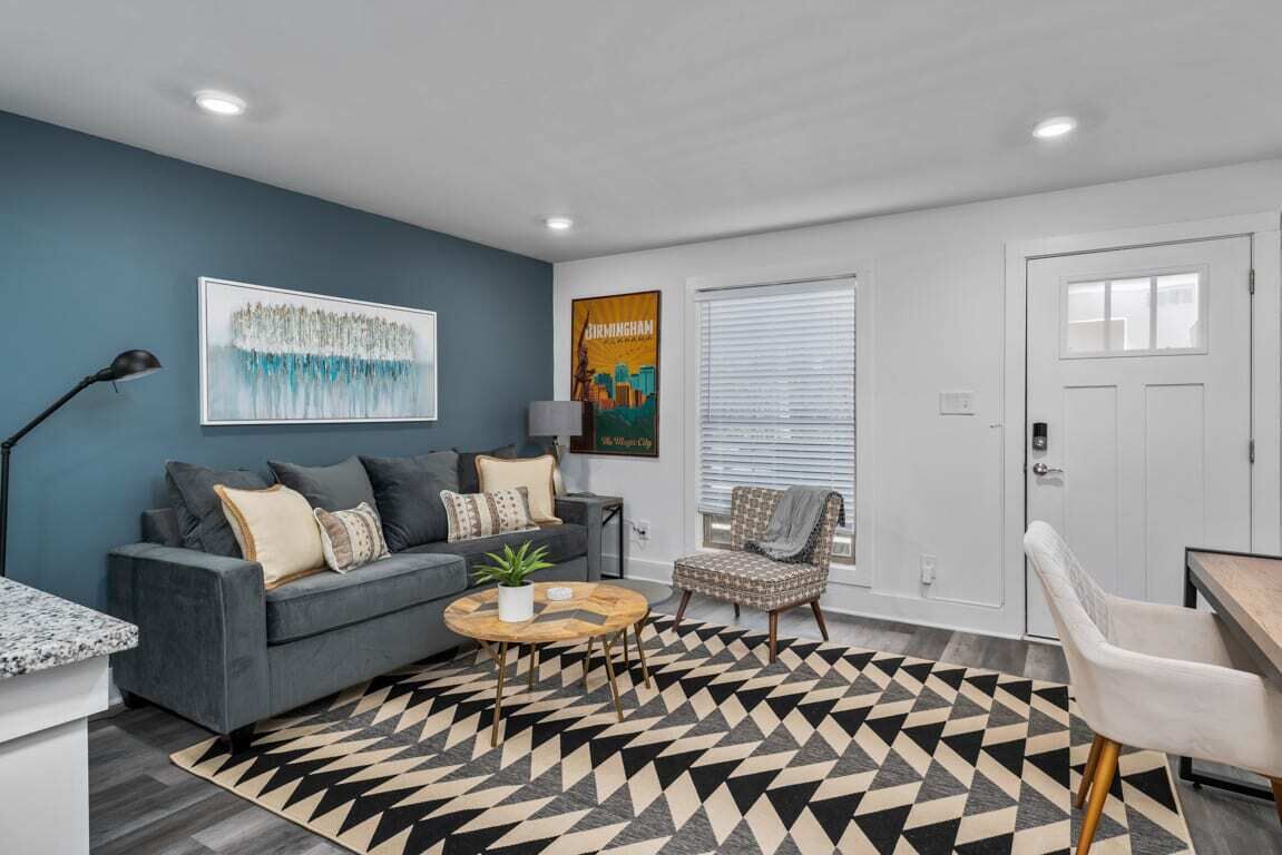 Great Location! Updated w King Bed and Fast Wifi