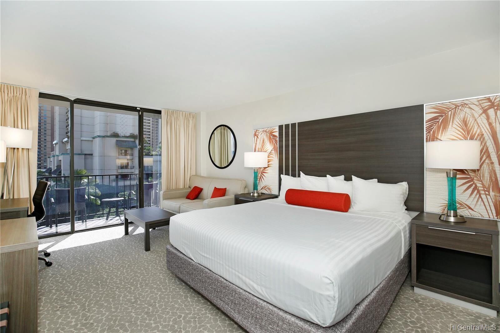 Modern Chic Renovated Studio with Free Wifi & Parking & Large Lanai!