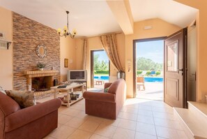 TV, fireplace, DVD player