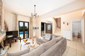 Fernseher, Kamin, DVD-Player