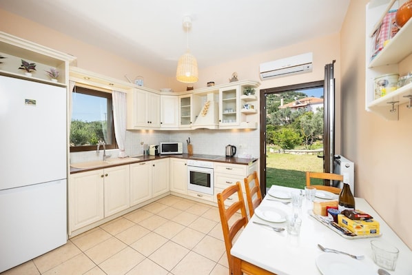 Coffee/tea maker, fridge, microwave, oven - Villa Eufrosini - Three Bedroom Villa, Sleeps 7 (Minia)
