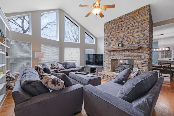 Smart TV, chimenea, videojuegos y tenis de mesa